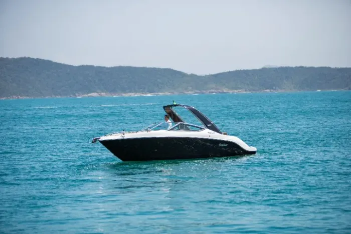 Lancha Focker 255 Gto 300 motor centro Mercruise Rabeta Bravo 3  (14 horas)