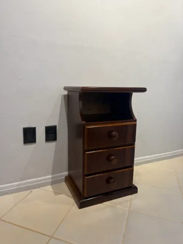 Mesa de cabeceira de Imbuia