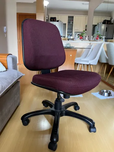 Cadeira ergonômica de escritório rotatória bordô