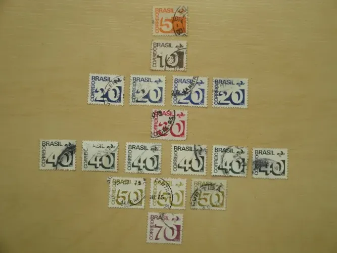 Lote com 17 (dezessete) Selos Regulares - Série Cifras