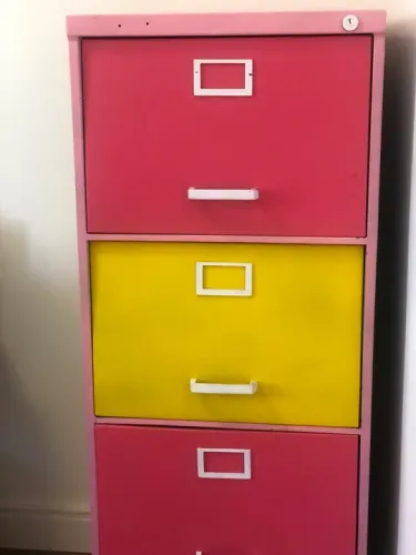 Arquivo de ferro com 4 gavetas rosa e amarelo