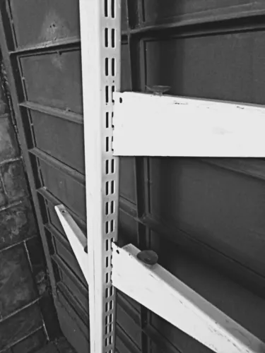gondola cremalheira duplo furo pes central altura 2,00 MTR. aço 2 m/m cor branco