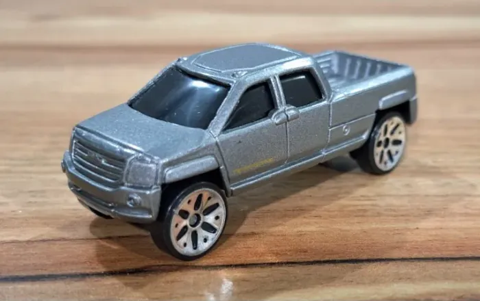 Maisto 2000 GMC Terradyne Concept - 2007 Fresh Metal Series (Loose)