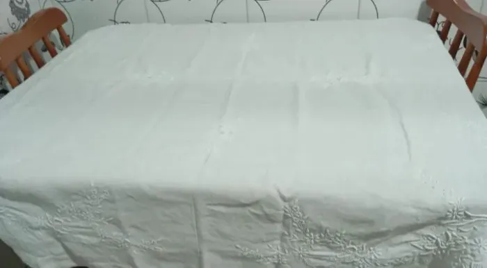 Uma toalha de mesa quadrada ela mede 1,30 por 1,30 bordada tecido e linho.