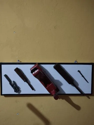 Quadro Decorativo com Ferramentas Antigas