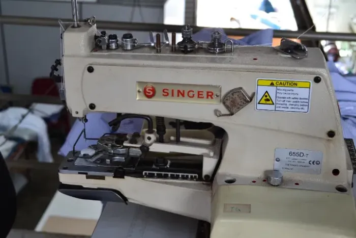 Máquina Botoneira industrial Singer