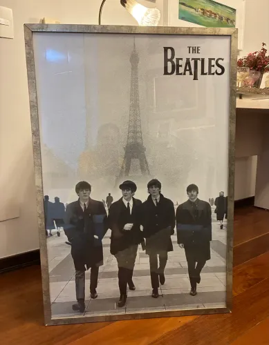 Pôster decorativo com vidro e fina moldura - Foto icônica dos Beatles em Paris