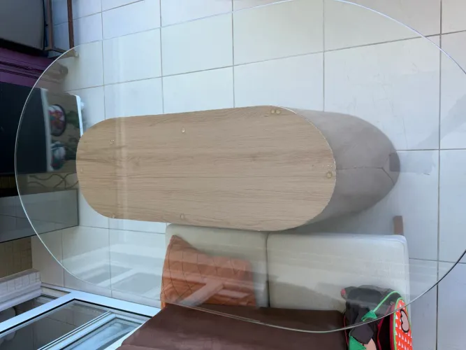 Mesa com tampão de vidro ( sem cadeiras)
