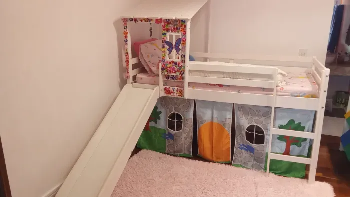 Cama com escorregador e telhado