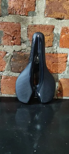 Selim banco MTB 255x175 mm com iluminação Speed roda gravel