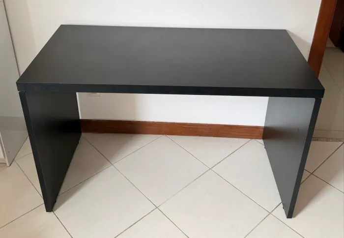 Mesa de Escritório / Escrivaninha Minimalista Preta - 120 x 60 cm