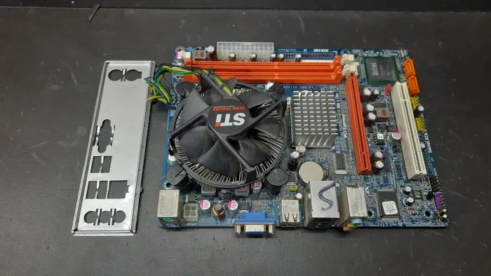 Placa Mãe G41T - M7 + Processador E5700 ( com defeito saída sata )
