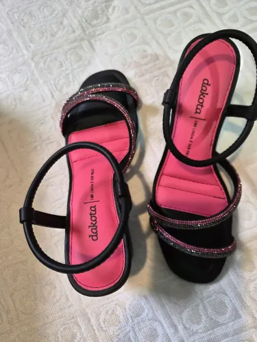 Sandália Dakota preta com detalhes em brilhos