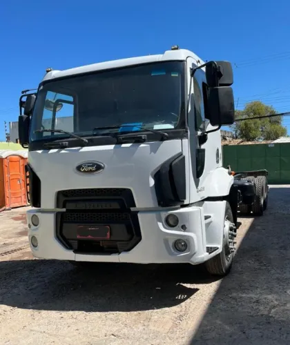 Caminhão Ford Carggo 2429 B, na cor branca