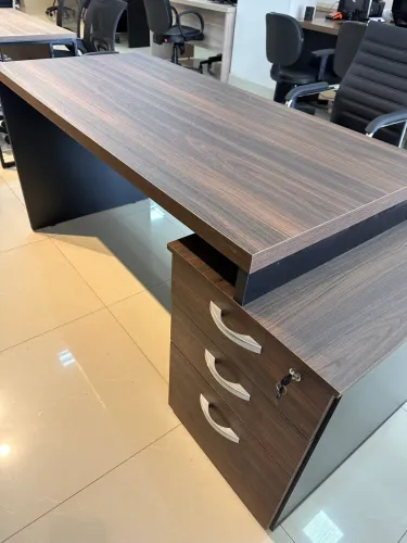 MESA RETA COM GAVETEIRO LOJA IKONOFFICE