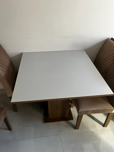 Mesa de jantar com 4 cadeiras