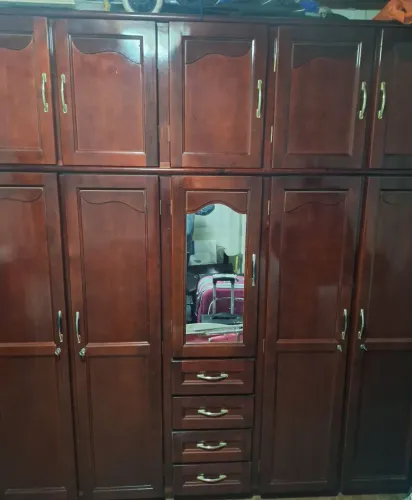 Guarda-roupas, cômoda e estante em bom estado.
