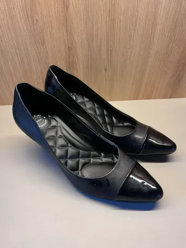 Scarpin Mr. Cat preto bico fino salto médio 5-6 cm novo