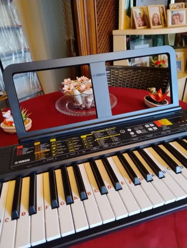 Teclado Yamaha psr f52