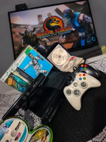 Xbox 360 super slim desbloqueado impecável+ 2 controles+ Kinect e muitos jogos 