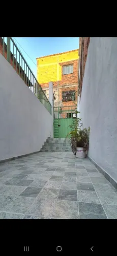 Casa mobiliada com vista ampla e ventilação.