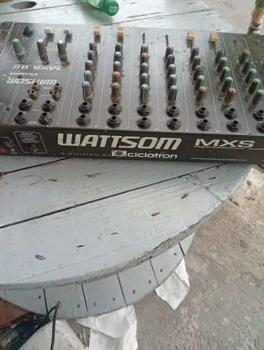 Vende-se mesa de som e duas bocas de 15 da PU. 700 o valor. Número *
