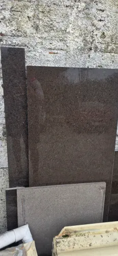 Cozinha de granito cabernet com cuba dupla e pedras de parede