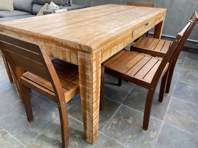 Mesa jantar TokStok 6 lugares em madeira maciça