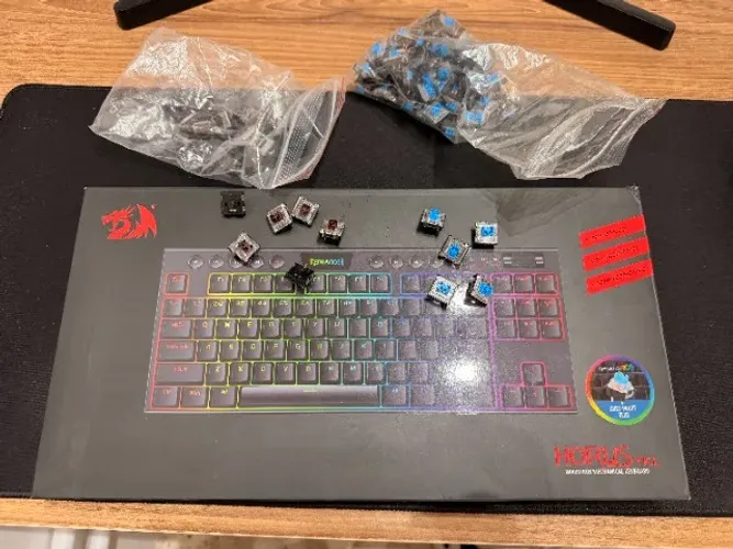 Teclado mecânico Redragon Horus TKL com muitos switch red/brown de reposição
