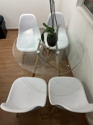 Mesa de vidro com 3 cadeiras em perfeito estado 