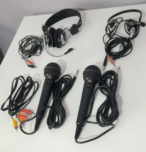 Lote 2 Microfones JVC 2 Headsets e Cabo RCA Não Testados