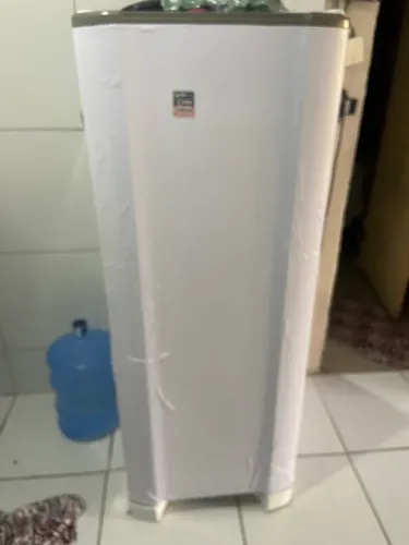 Vendo uma geladeira e um fogão