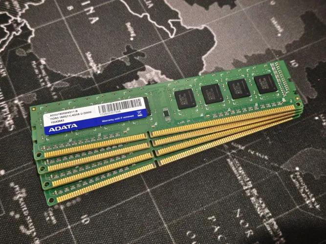 Memórias RAM DDR3 4x4GB 1600 MHz