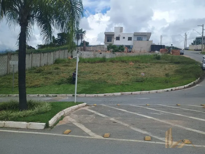 Lote de Esquina 420 m2 - 33m2 de Frente - CONDOMÍNIO ESTÂNCIAS DOS LAGOS - SANTA LUZIA - M