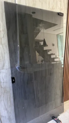 Porta de vidro com um ano de uso