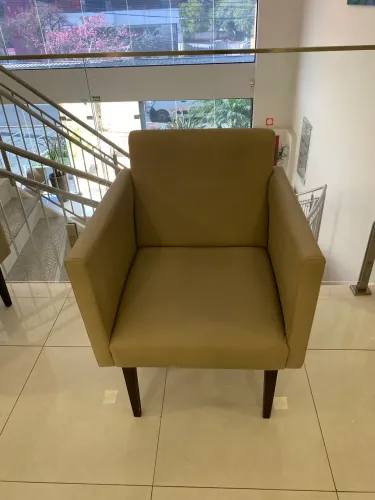 Poltrona Bege com Pés de Madeira