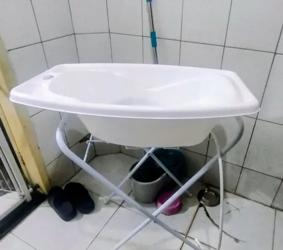 Banheira infantil com suporte Branca