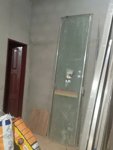 Venda de vidro e arara de roupa