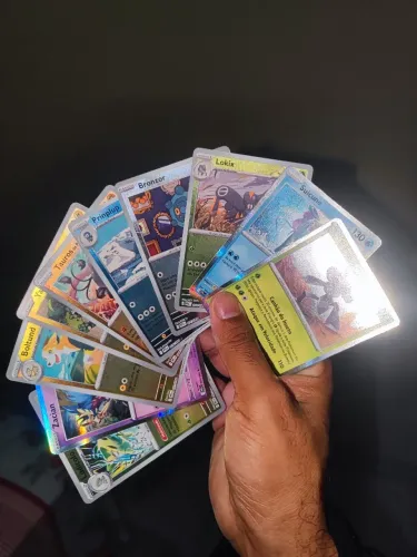 Cartas foil e reverse foil Pokémon FOGO FANTASMAGÓRICO