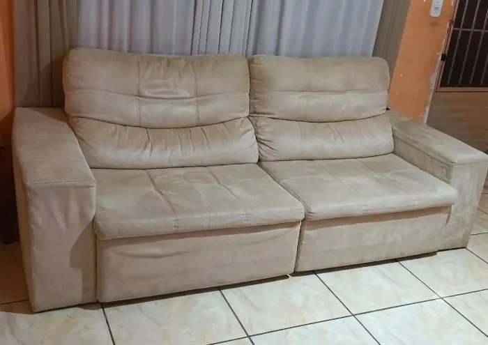 Sofá 4 lugares bege claro