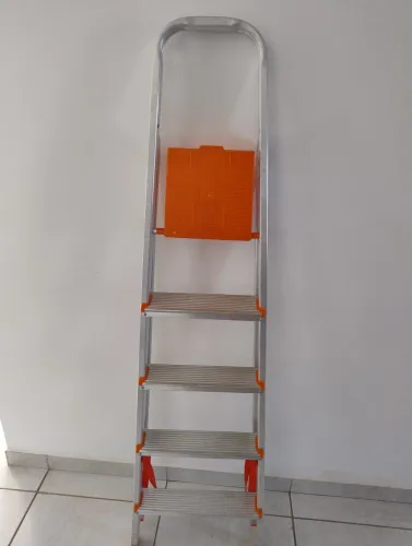 Escada de Alumínio de 5 degraus