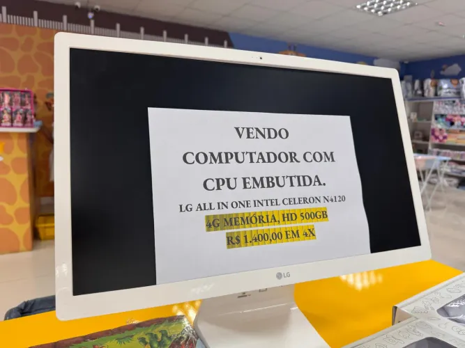 computador com cpu embutida