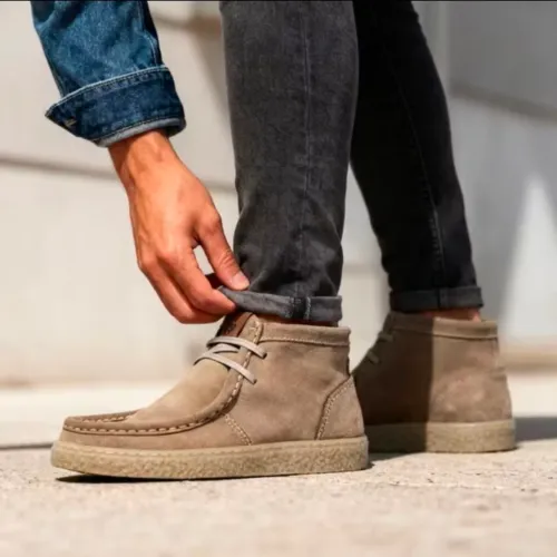 Bota masculino cano médio, couro camurça solado borracha antiderrapante. 