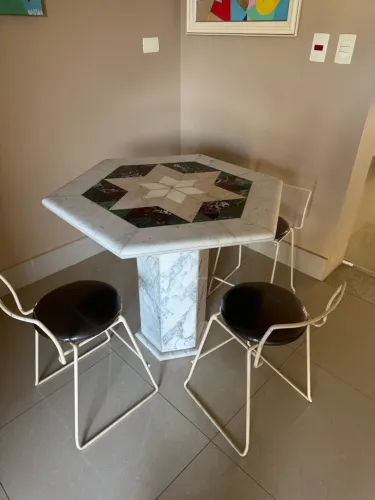 Mesa em mármore artesanal com banquetas 