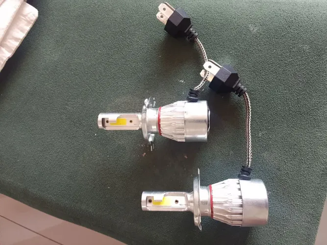 Vendo par de lâmpadas de led C6 H4 ANJ GG.<br>OBS: tem 30 dias só uso.
