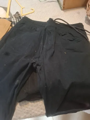 Roupas e cabides para brechó