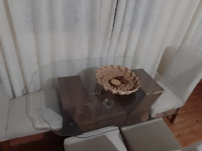 Mesa com 4 cadeiras 
