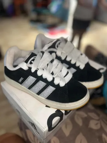 Vendo tênis e uma pista de corrrida infantil