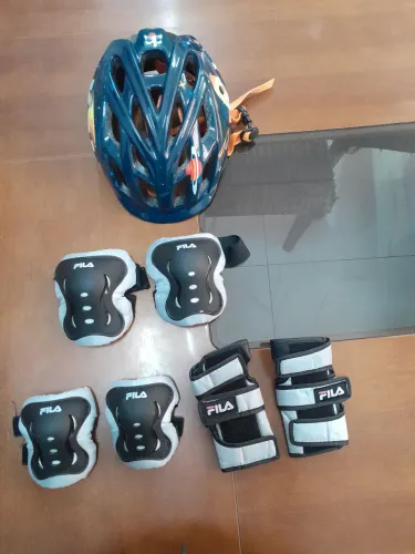 Capacete, joelheira, cotoveleira e munhequeira infantis