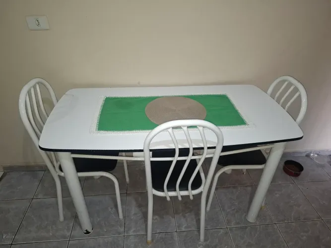 Vende-se mesa com 4 cadeiras na cor branca,em perfeito estado.